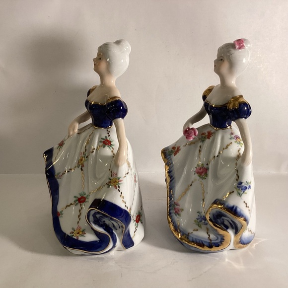 Vintage pair of porcelain Victorian lady figurines,blue and white - Picture 2 of 9